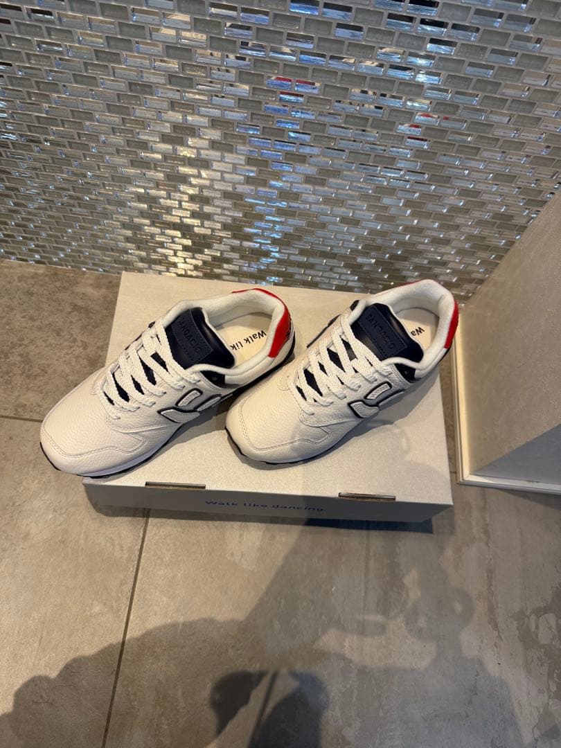 にゅ スニーカー22cmトリコロールカラー10周年記念モデル 定価28,600円