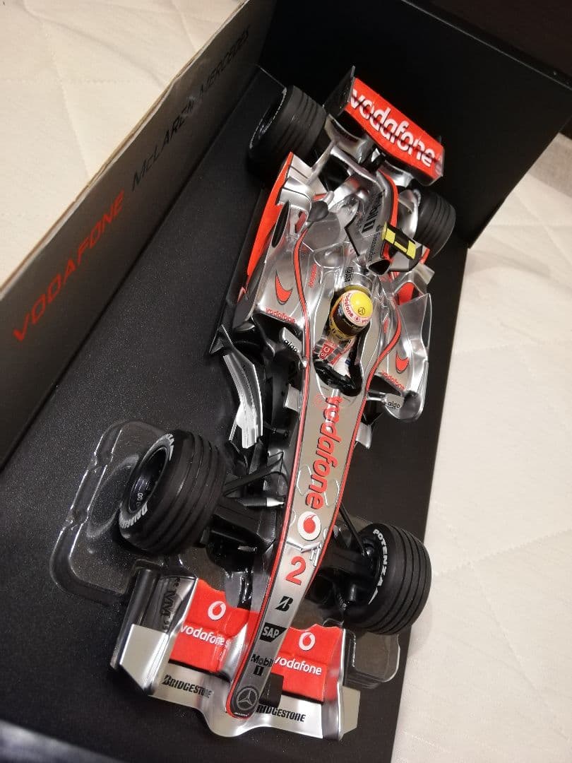 1/18 ミニチャンプス マクラーレン メルセデス MP4-22 L.ハミルトン