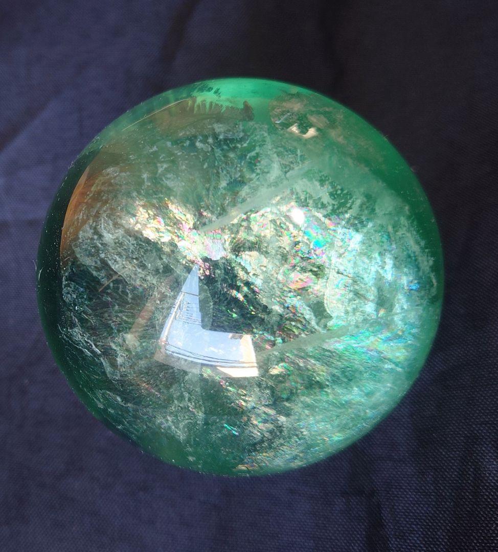 虹が美しいグリーンフローライトスフィア 天然石 丸玉