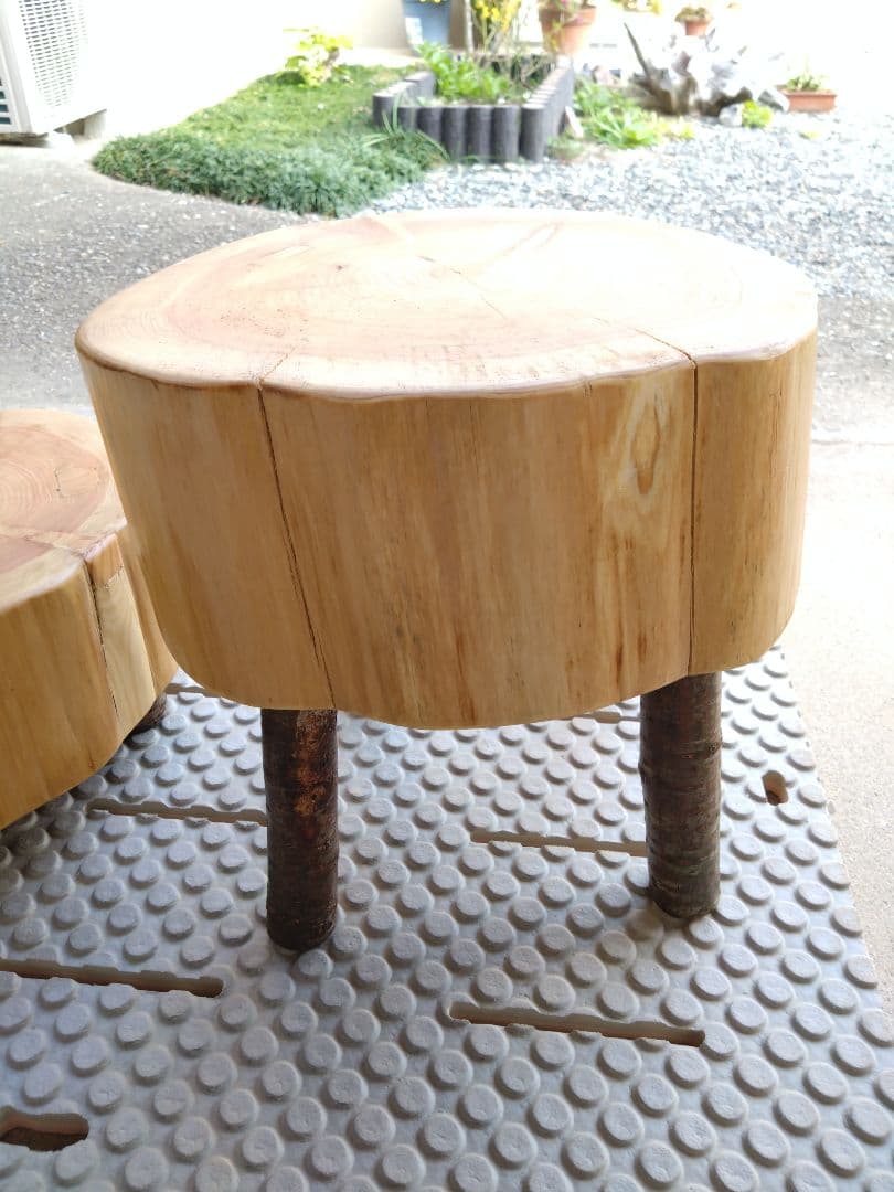 檜の椅子(92）・インテリア台　檜の年輪が大変綺麗、脚は桜の枝