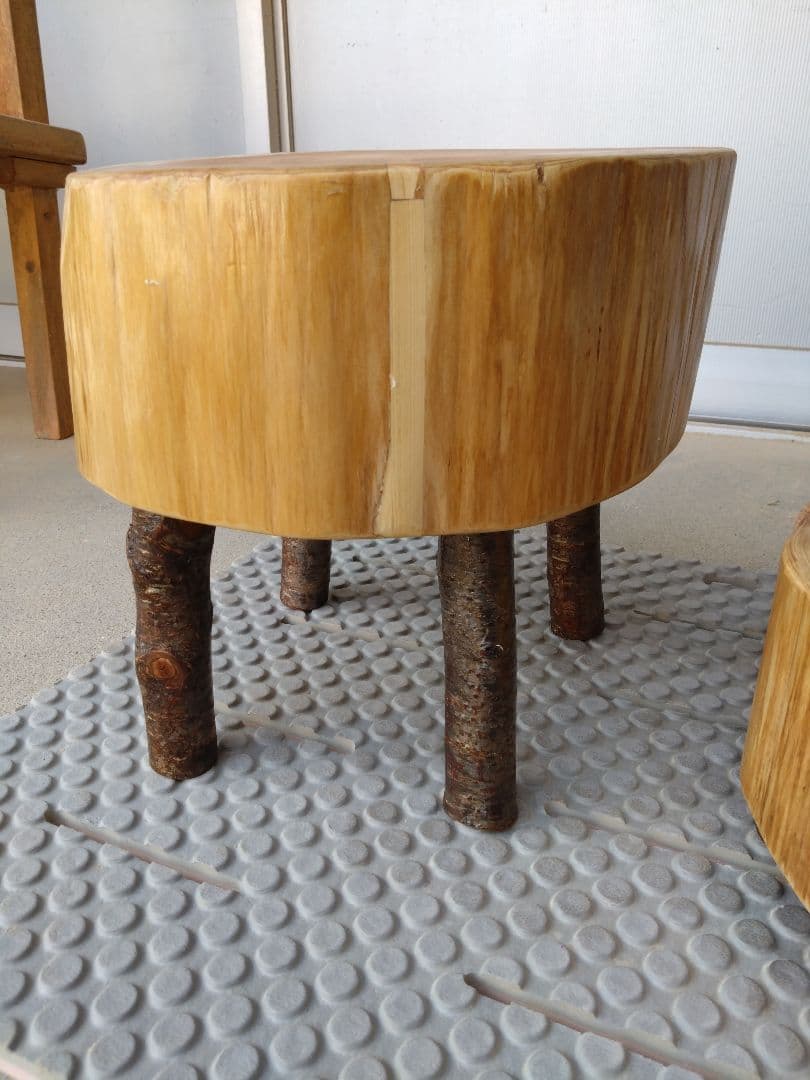 檜の椅子(92）・インテリア台　檜の年輪が大変綺麗、脚は桜の枝