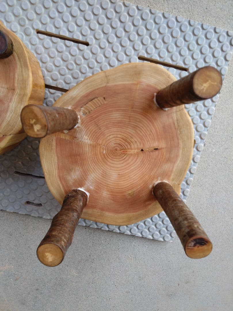 檜の椅子(92）・インテリア台　檜の年輪が大変綺麗、脚は桜の枝