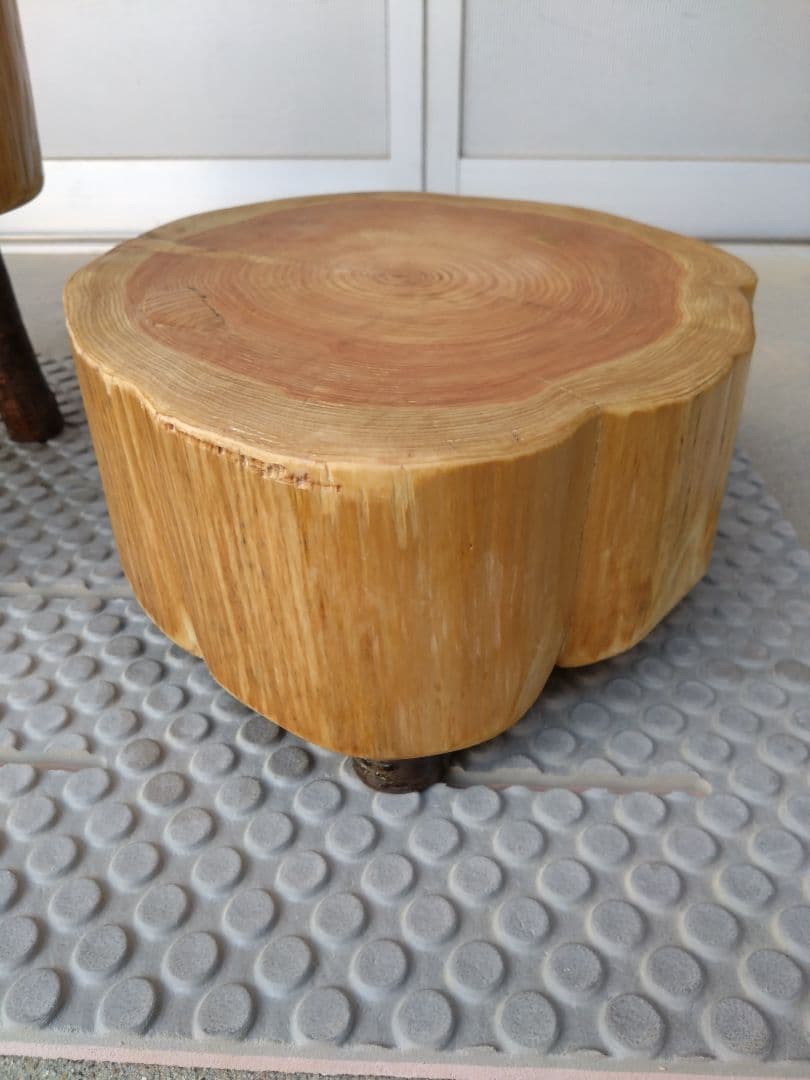 檜の椅子(92）・インテリア台　檜の年輪が大変綺麗、脚は桜の枝