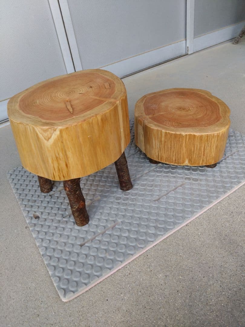 檜の椅子(92）・インテリア台　檜の年輪が大変綺麗、脚は桜の枝