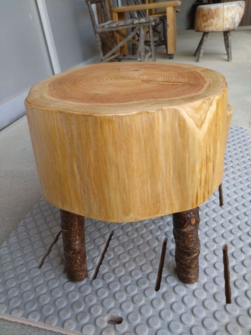 檜の椅子(92）・インテリア台　檜の年輪が大変綺麗、脚は桜の枝