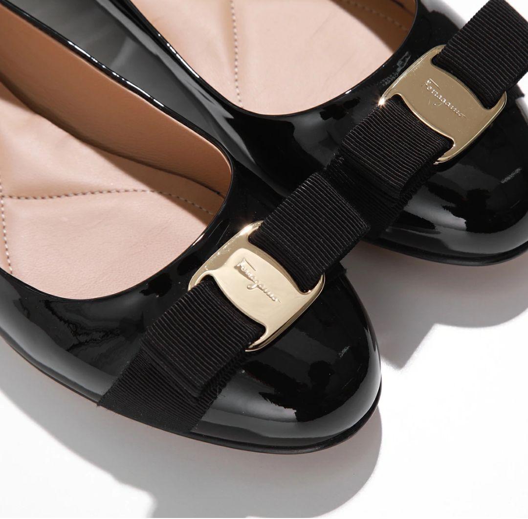 新品未使用フェラガモ、パンプス23.5センチ ゴールドリボンモチーフ上品可愛い