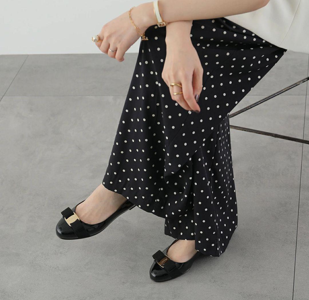 新品未使用フェラガモ、パンプス23.5センチ ゴールドリボンモチーフ上品可愛い