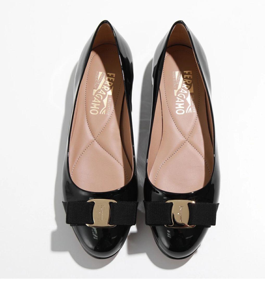 新品未使用フェラガモ、パンプス23.5センチ ゴールドリボンモチーフ上品可愛い