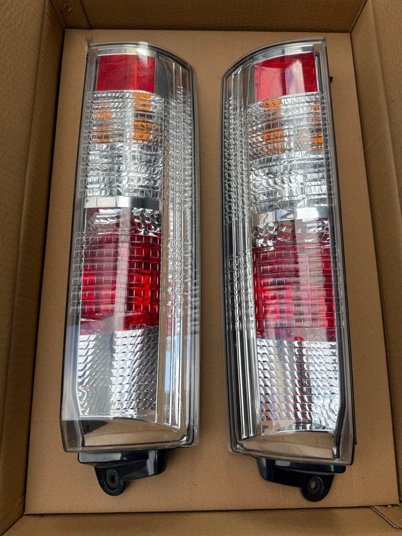64エブリイ系後期　純正テールランプ2個セット