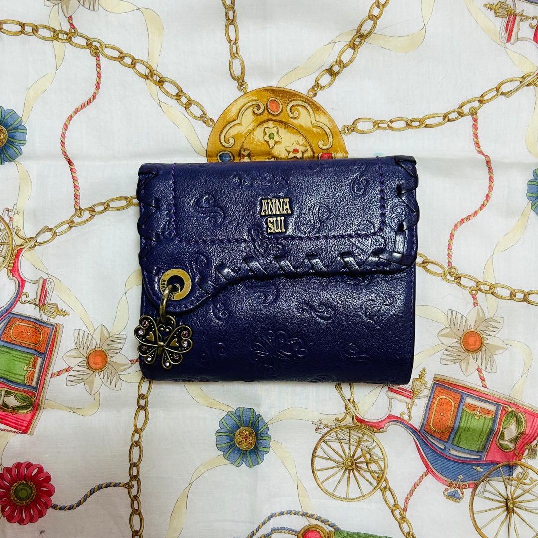 《アナスイ》バタフライチャーム付 エンボスレザー 2つ折りがま口財布 口金 箱付