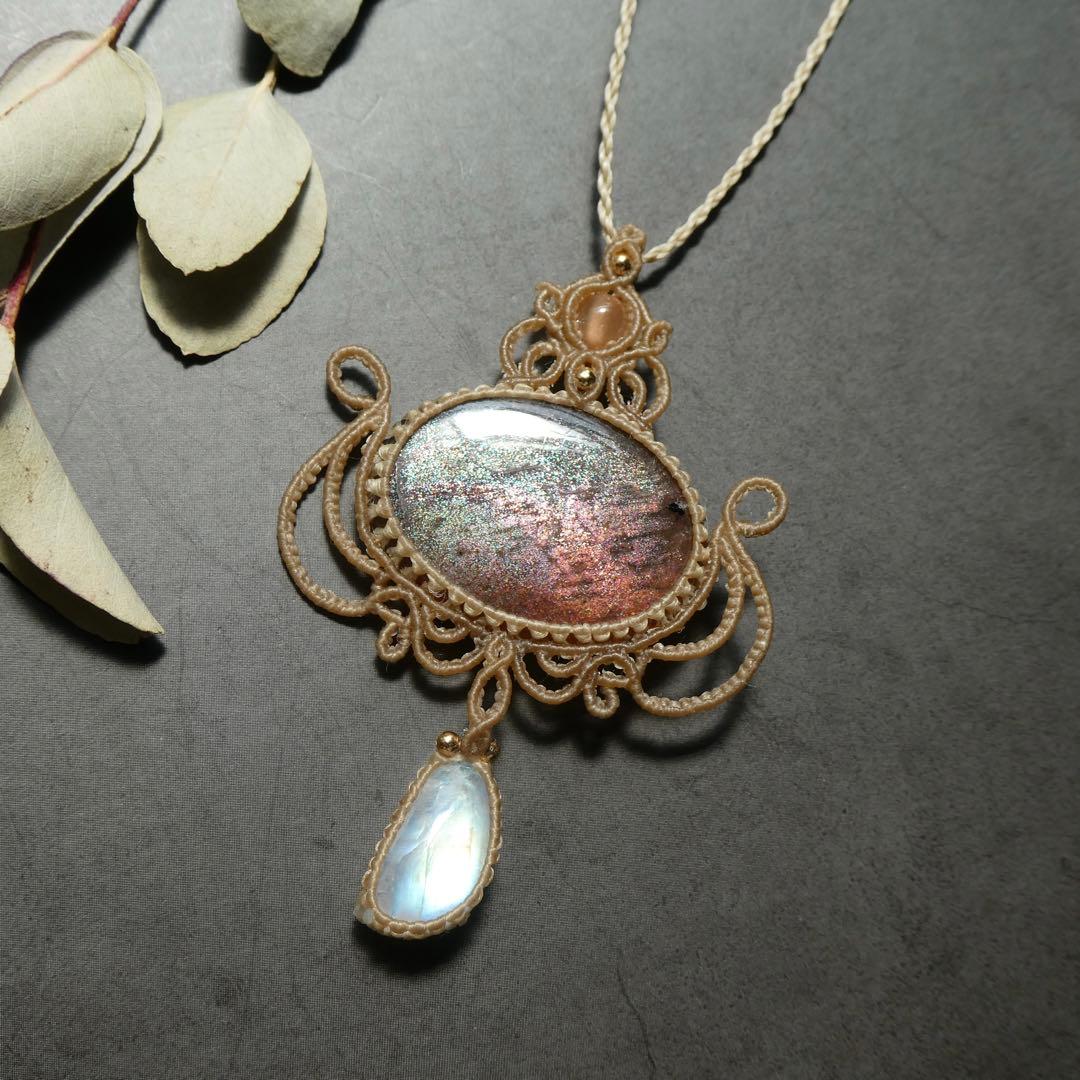 レアカラーサンストーン・レインボームーンストーンのマクラメネックレス