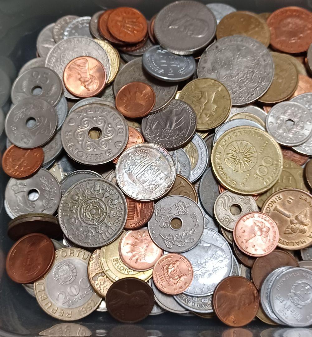 [ケース入りの硬貨8点おまけ付き] 重さ1.7kg分 海外(外国)硬貨