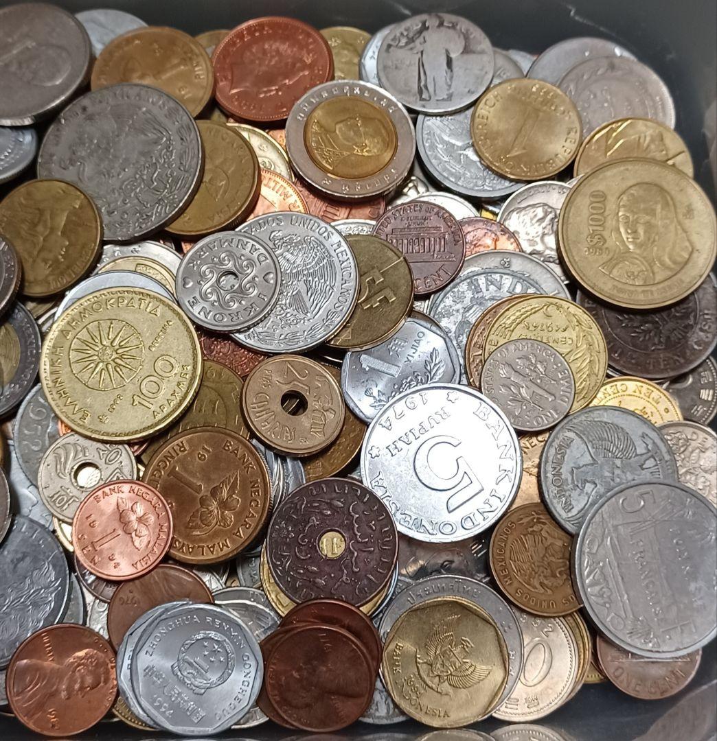 [ケース入りの硬貨8点おまけ付き] 重さ1.7kg分 海外(外国)硬貨