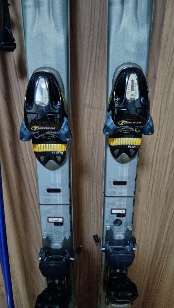 Atomic　メンズ　スキー板160cmとストック120cmのセット