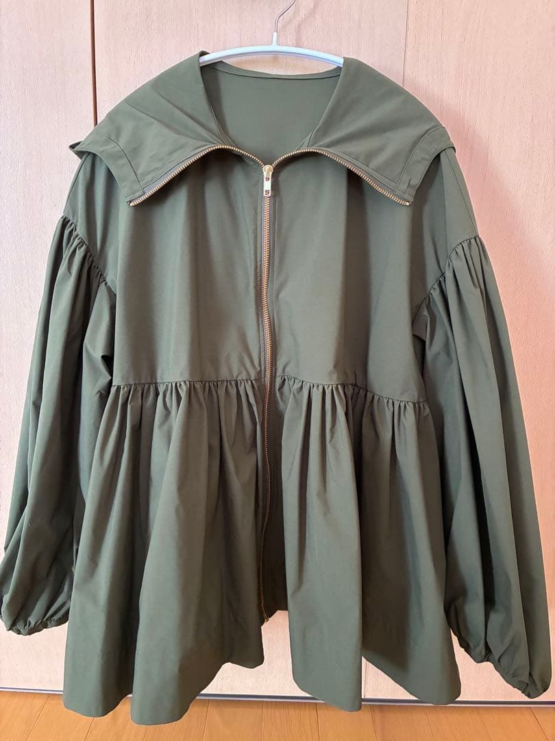 YOIHI フリルギャザー マウンテンパーカー カーキ