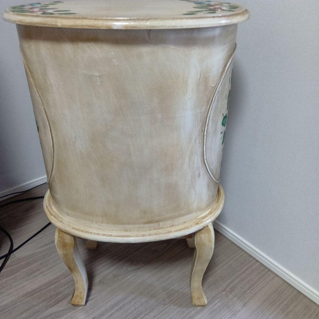 花柄デザインのクリーム色チェスト／キャビネット