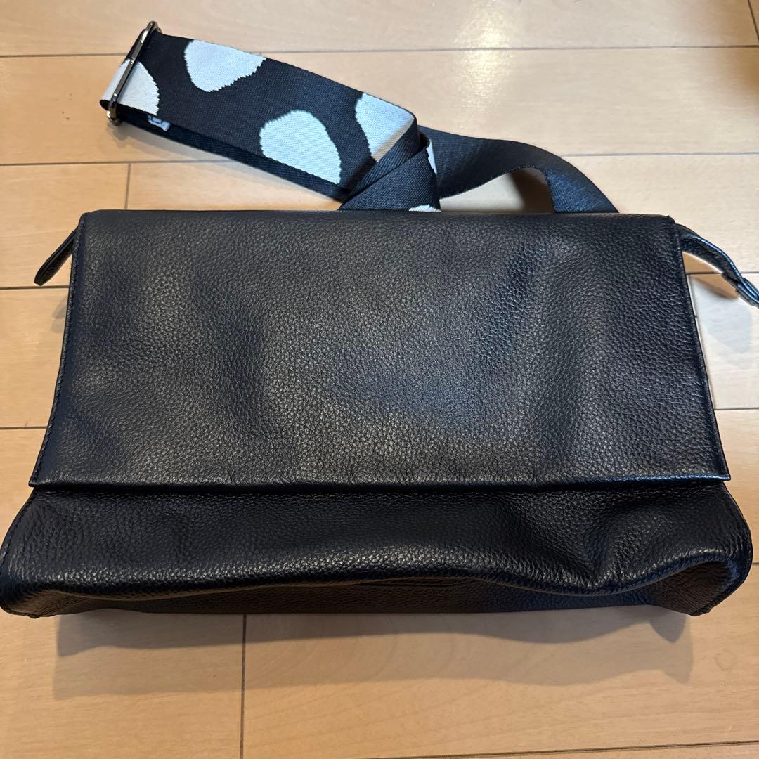 イアパピヨネ　《本革/470g》ワイドテープショルダーバッグ/ボディバッグ