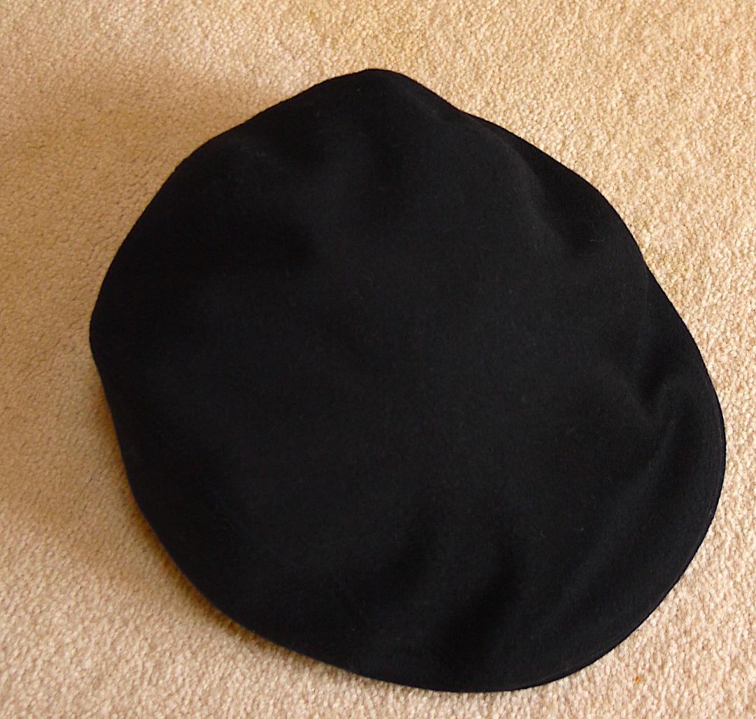 ボルサリーノ　黒いキャスケット 調整可能バックル付き