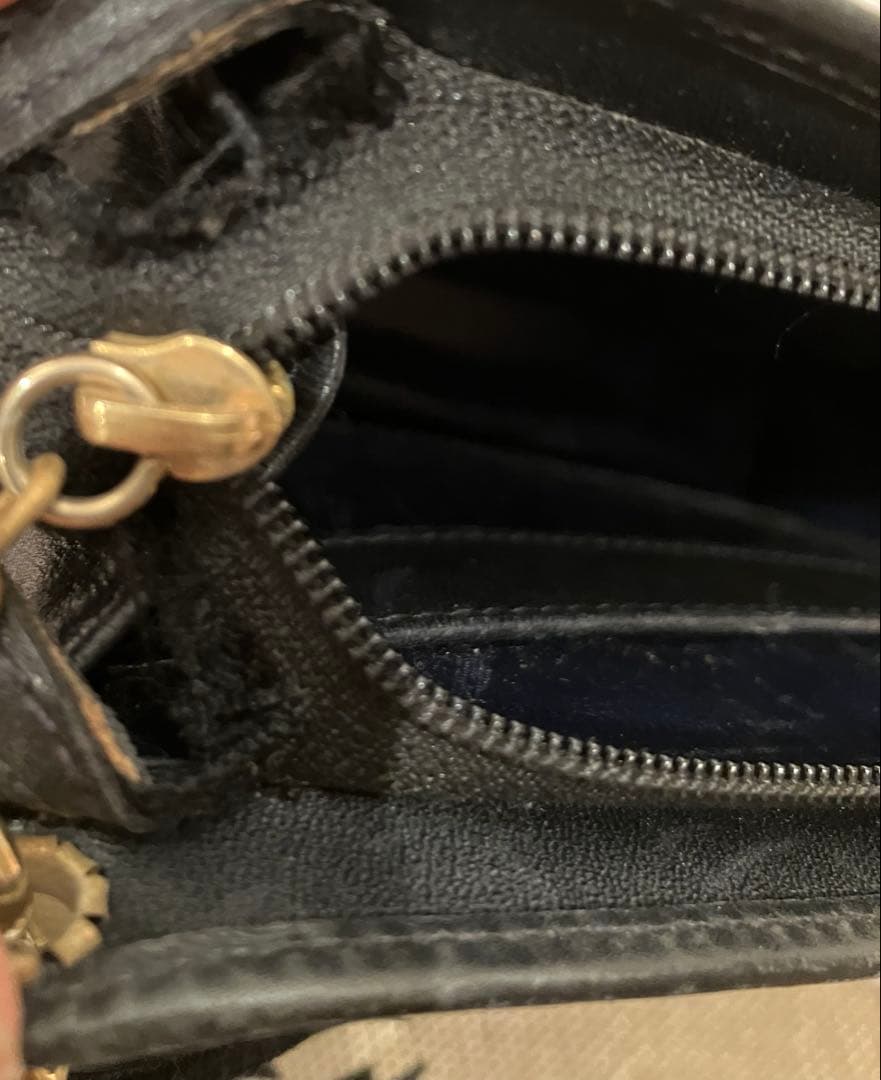 CHANEL ブラックショルダーバッグ タッセル付き