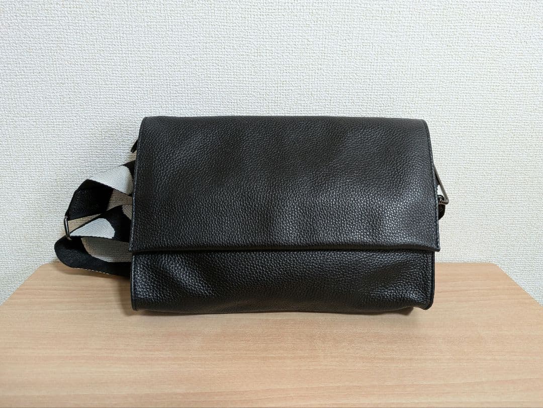 イアパピヨネ　柄ワイドテープショルダーバッグ　ブラック　黒　レザー