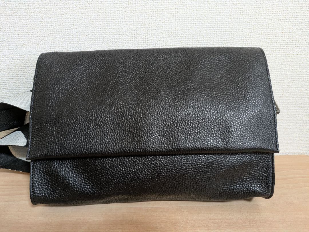 イアパピヨネ　柄ワイドテープショルダーバッグ　ブラック　黒　レザー