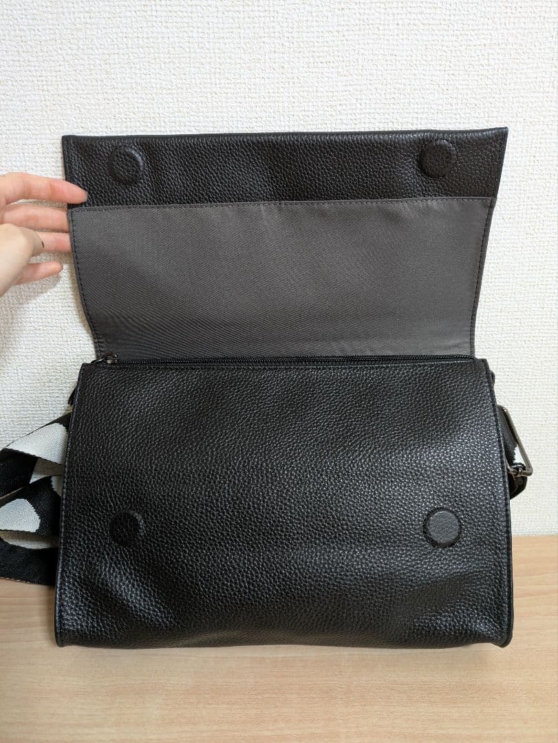 イアパピヨネ　柄ワイドテープショルダーバッグ　ブラック　黒　レザー