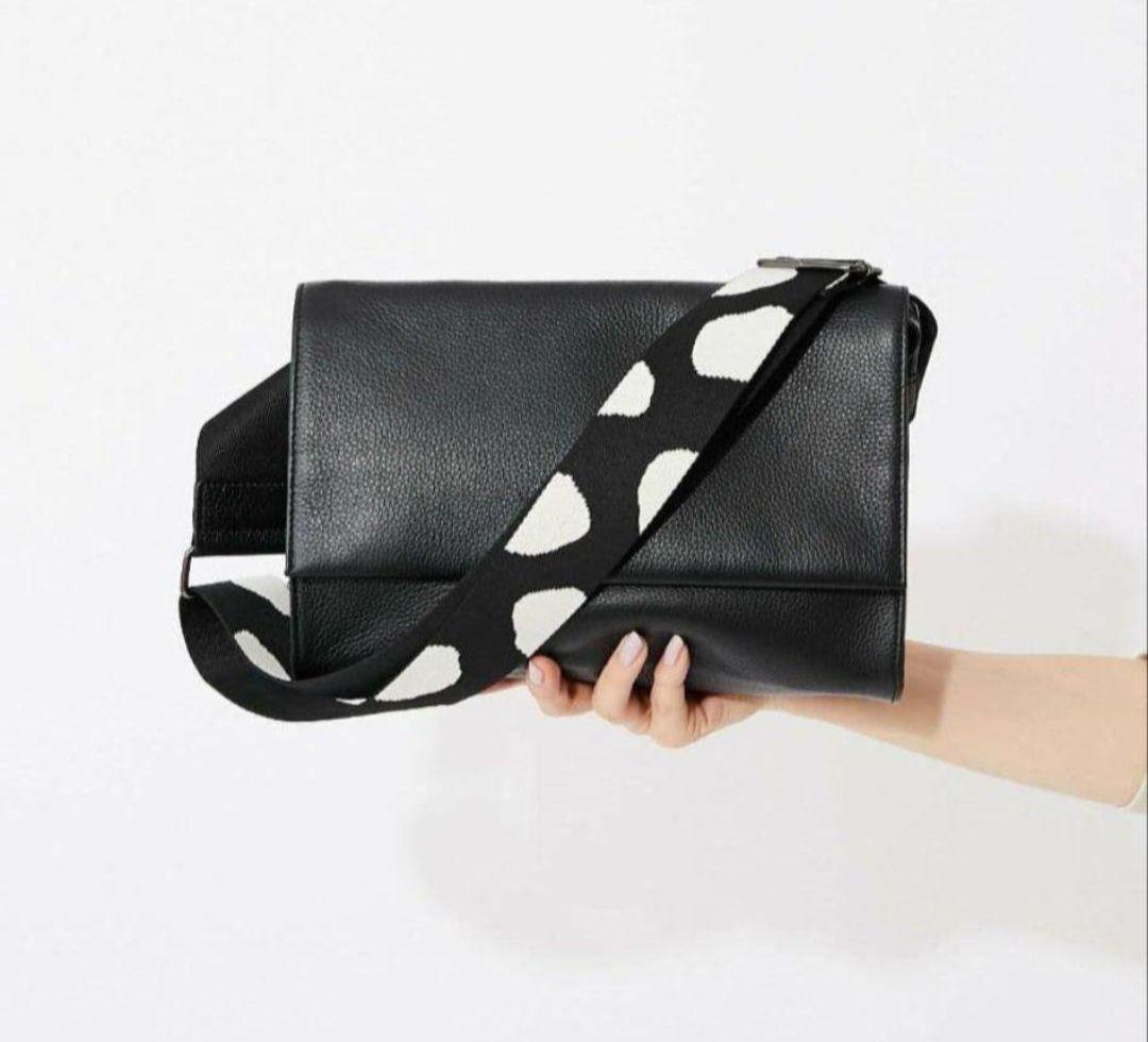 イアパピヨネ　柄ワイドテープショルダーバッグ　ブラック　黒　レザー