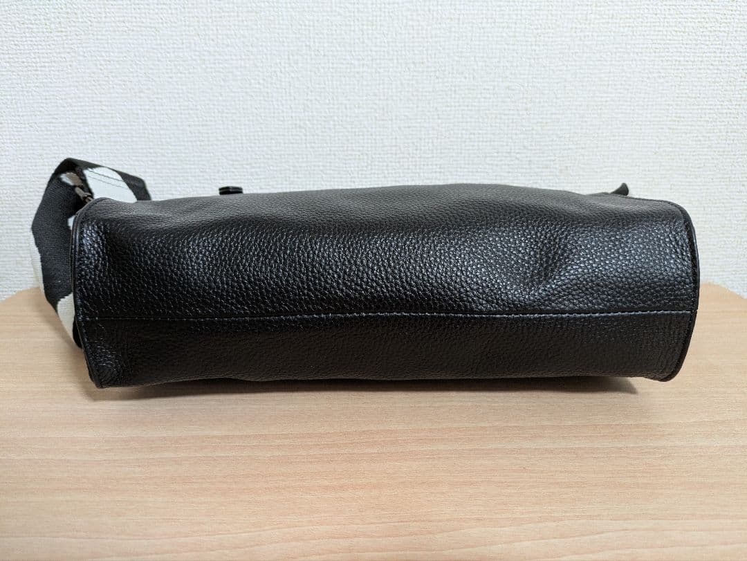 イアパピヨネ　柄ワイドテープショルダーバッグ　ブラック　黒　レザー