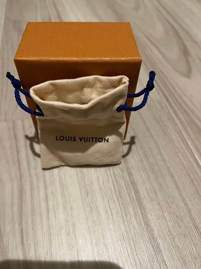 LOUIS VUITTON シルバーピアス(片耳用)