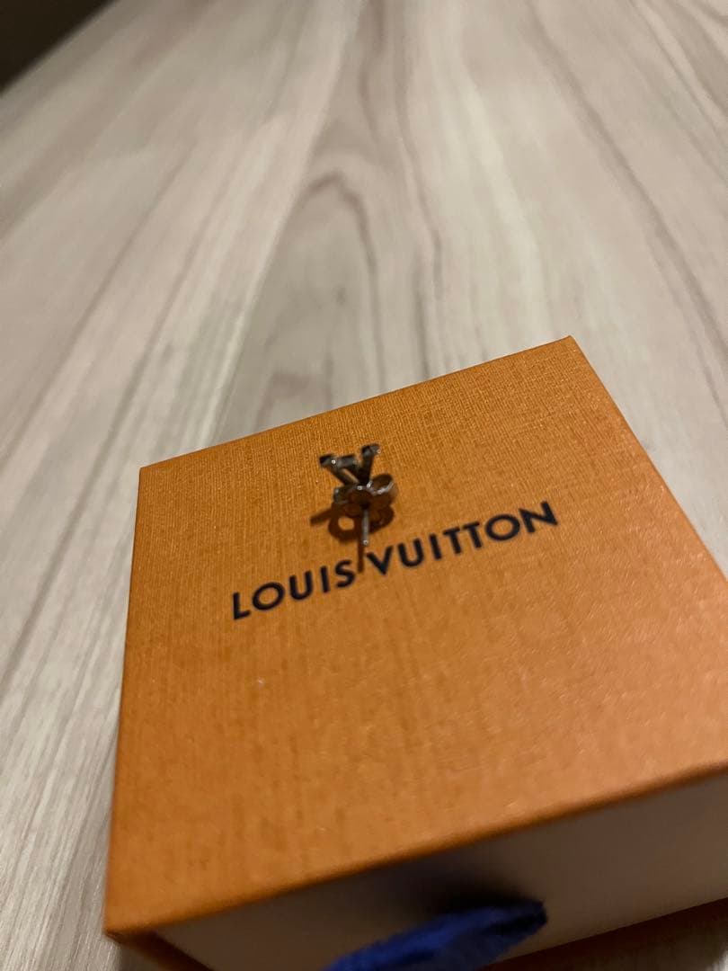 LOUIS VUITTON シルバーピアス(片耳用)