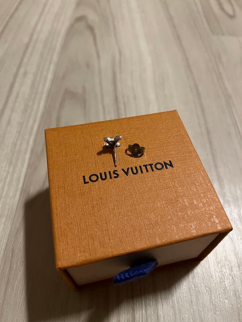 LOUIS VUITTON シルバーピアス(片耳用)