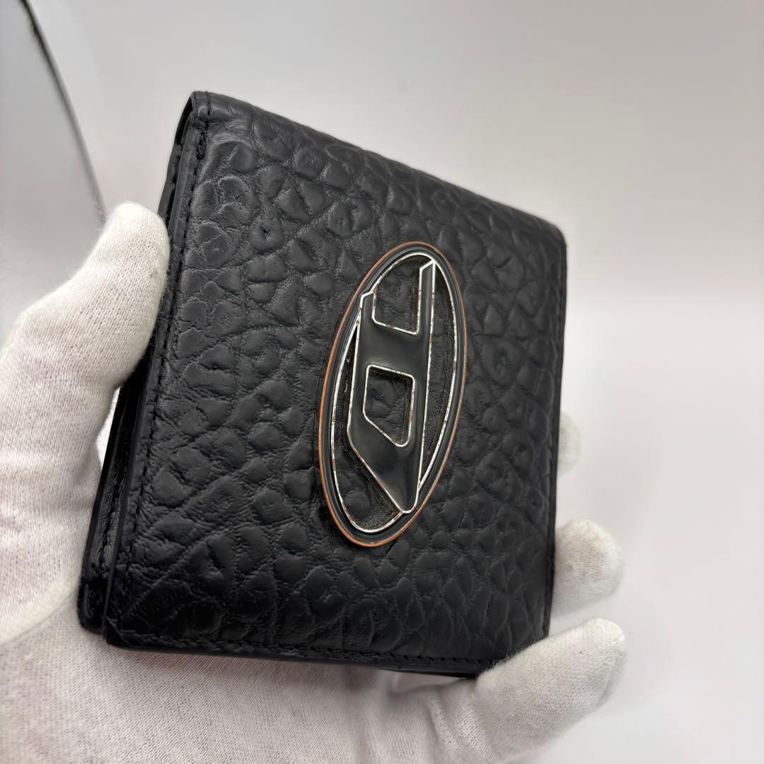 DIESEL 二つ折り財布　ブラック　型押し　D ロゴ　エンボス　シルバー
