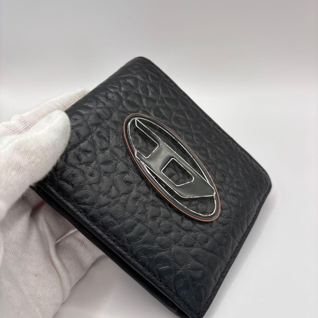 DIESEL 二つ折り財布　ブラック　型押し　D ロゴ　エンボス　シルバー