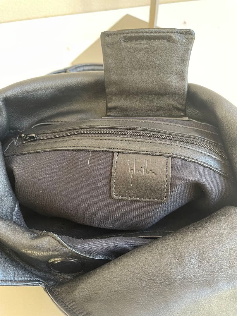 シビラ　ブラックレザーショルダーバッグ sybilla