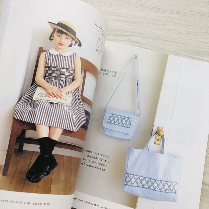 少女のスモッキングワンピース