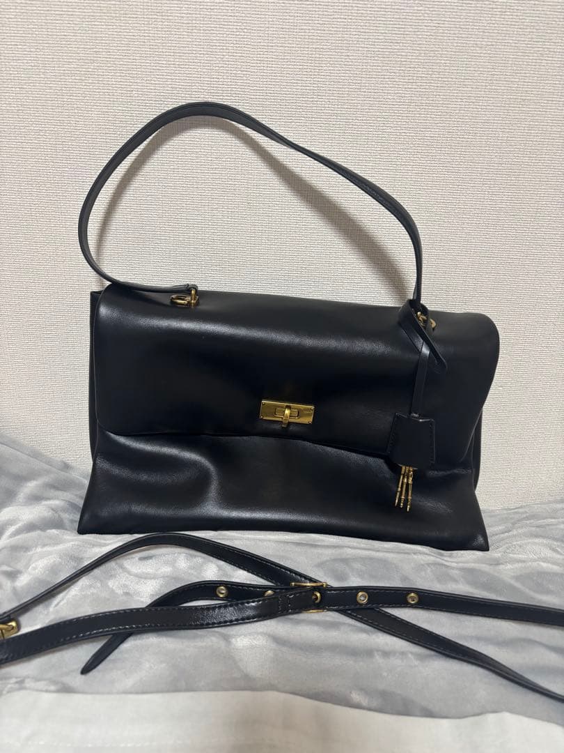 CHARLES & KEITH Kerry ケリートップハンドルサッチェルバッグ