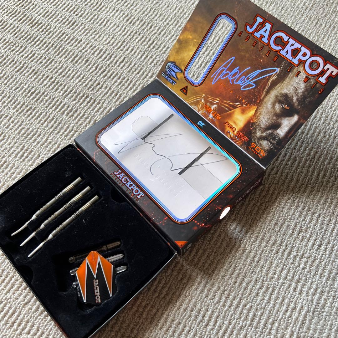 美品 TARGET Adrian Lewis ソフトダーツ サイン入り