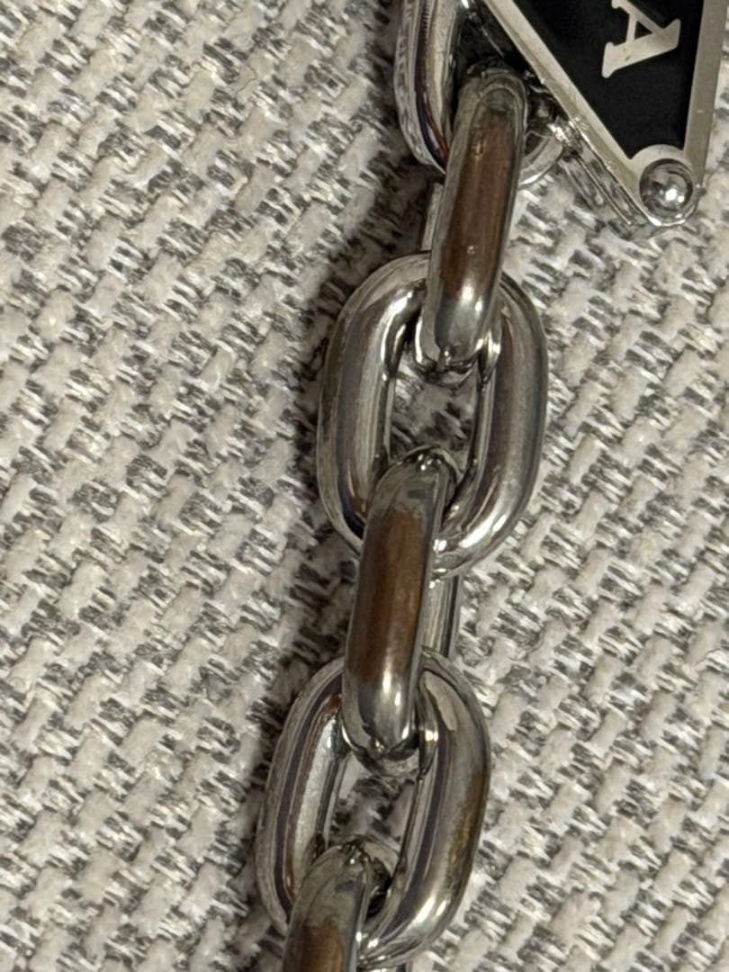 PRADA 三角ロゴプレート ヘアピン