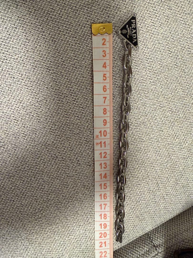 PRADA 三角ロゴプレート ヘアピン