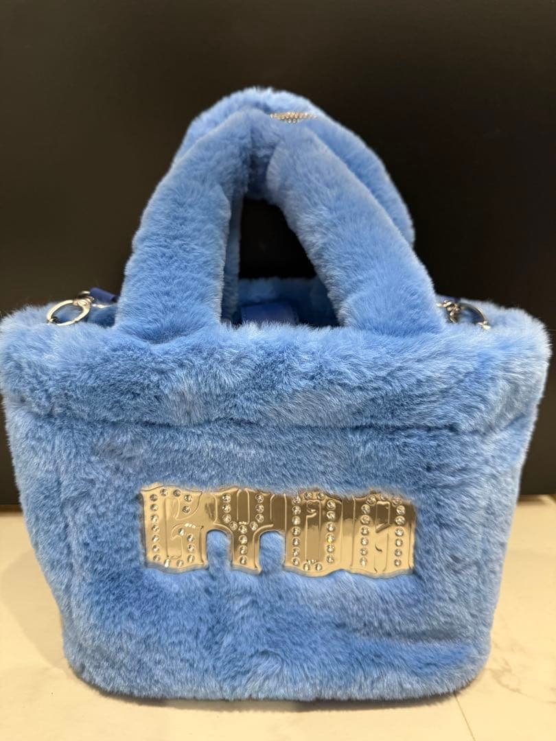 青いファーショルダーバッグ ロゴ付き