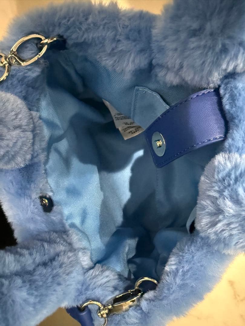 青いファーショルダーバッグ ロゴ付き