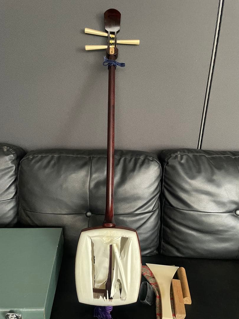 三味線 紅木 金細 一本溝 子持ち綾杉胴 糸巻天然素材　元箱付き