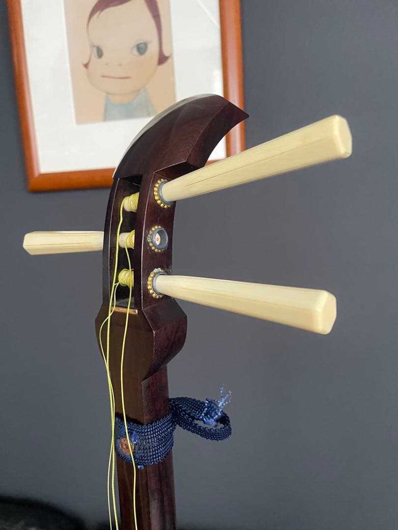 三味線 紅木 金細 一本溝 子持ち綾杉胴 糸巻天然素材　元箱付き