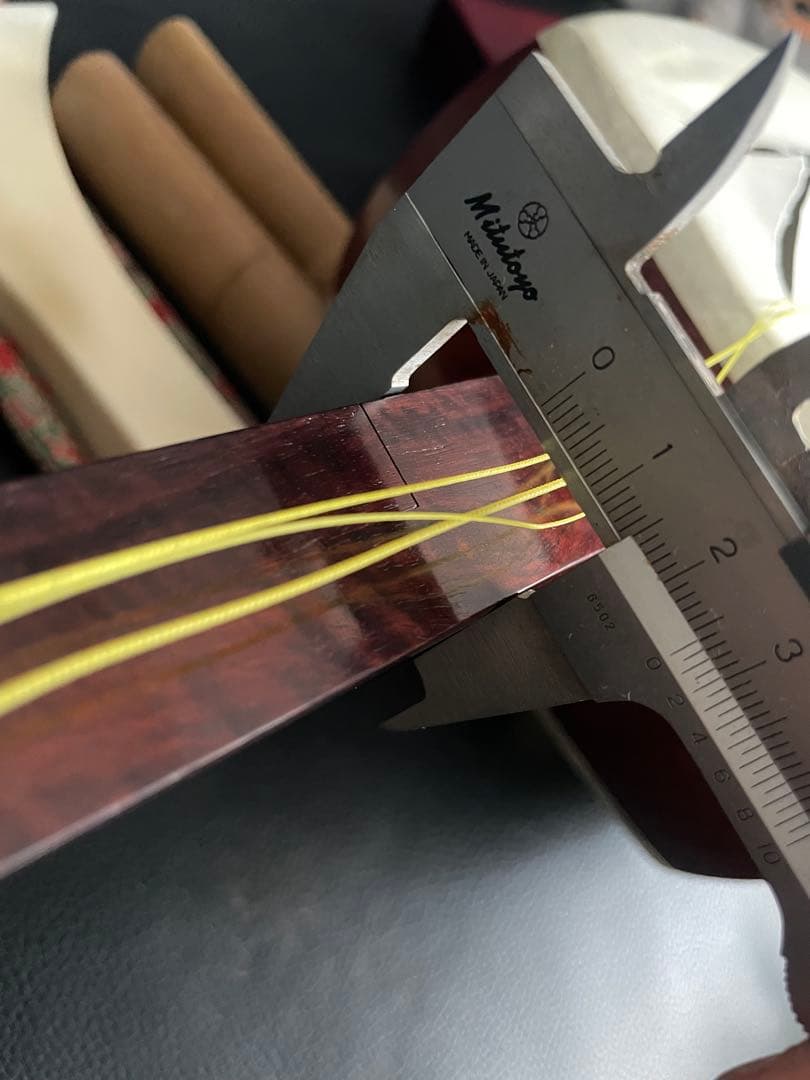 三味線 紅木 金細 一本溝 子持ち綾杉胴 糸巻天然素材　元箱付き