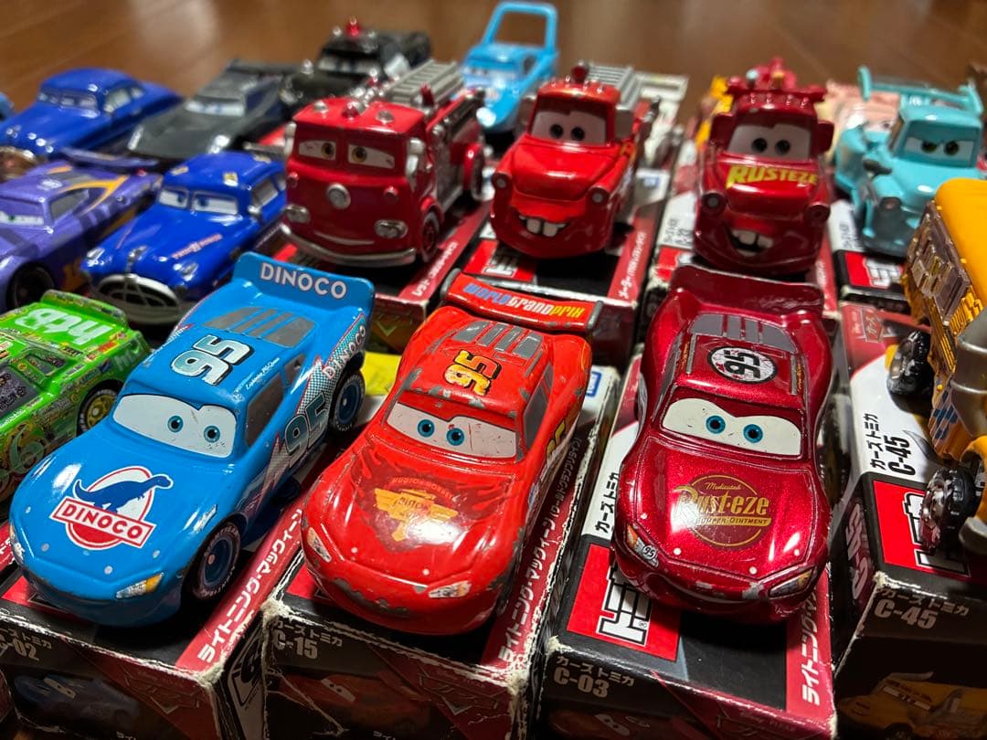 カーズトミカ たくさんのせよう！大きなマック トレーラー　　トミカ49台セット