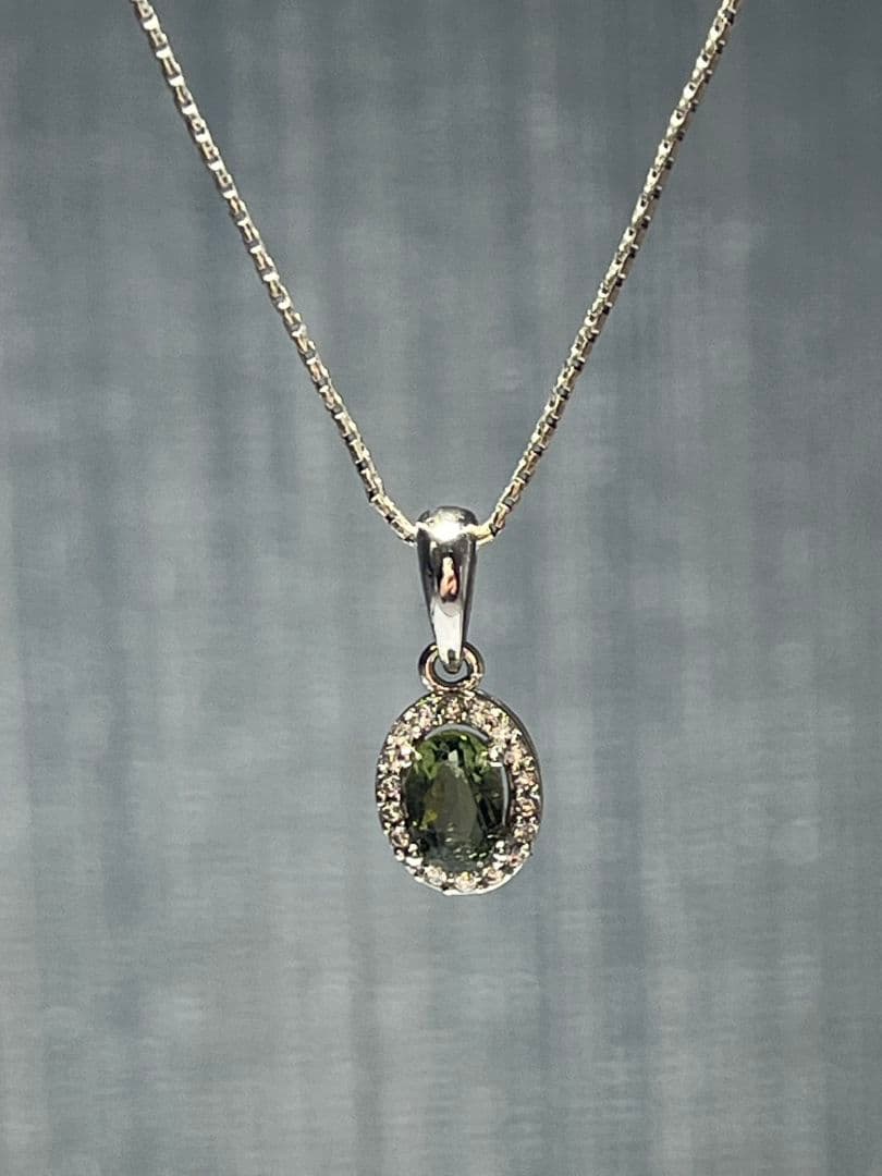 【宇宙由来のエネルギーを持つ、非常に希少な天然石】 モルダバイトペンダントトップ