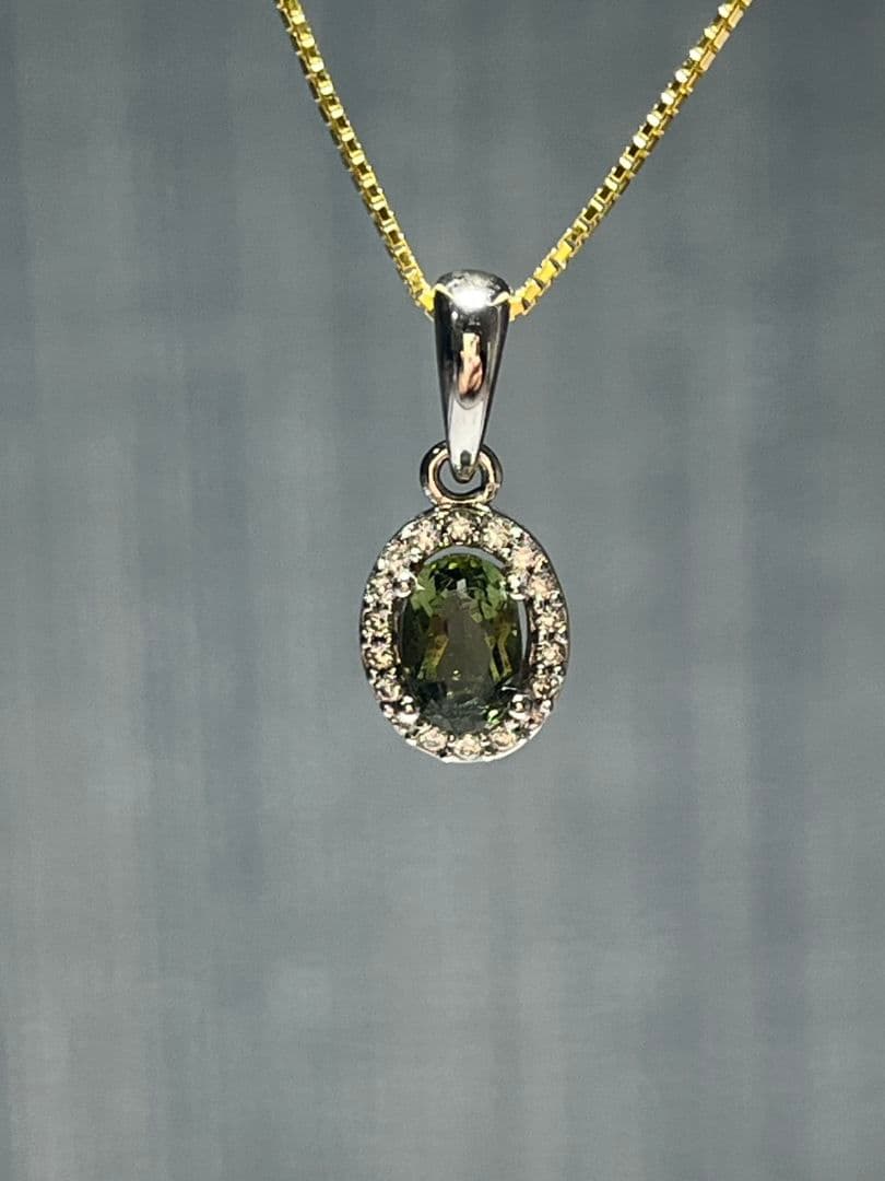 【宇宙由来のエネルギーを持つ、非常に希少な天然石】 モルダバイトペンダントトップ