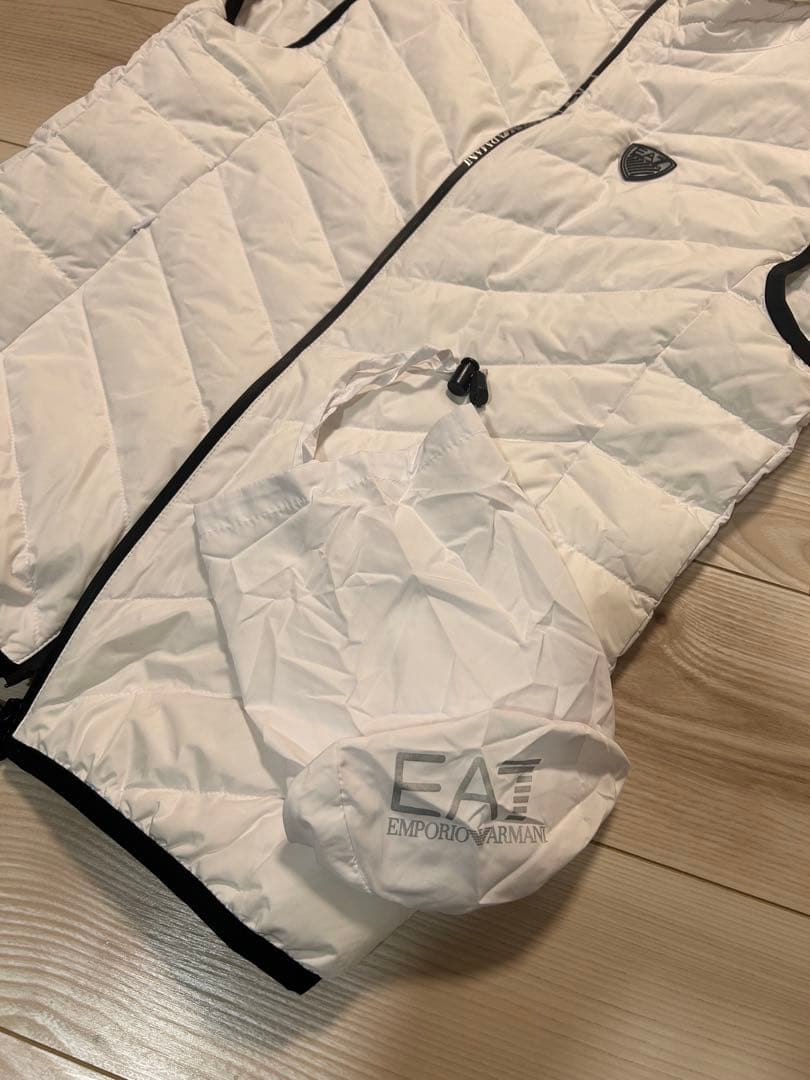 EA7 エンポリオアルマーニ 薄手ダウンベスト 白