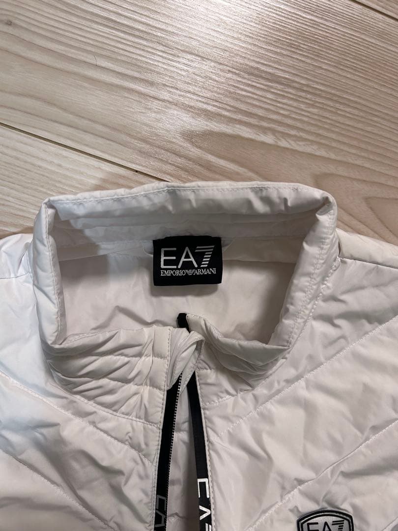 EA7 エンポリオアルマーニ 薄手ダウンベスト 白