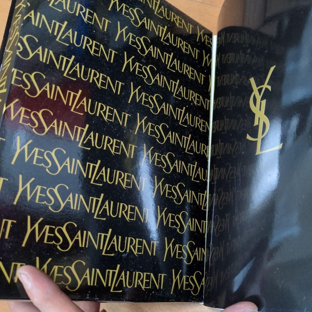 イヴ・サンローラン : 唯一無二の革新的コスメティックトート付属